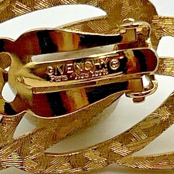 GIVENCHY Vtg gold tone signature clip on earrings, circa 1980s. - Picture 6 of 6